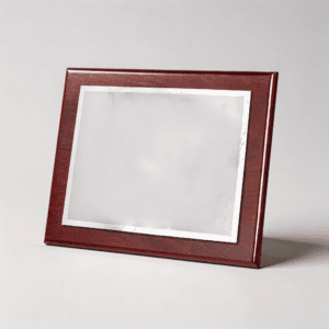 Placa homenaje FEAL de madera lacada caoba con lámina metálica plateada para personalizar