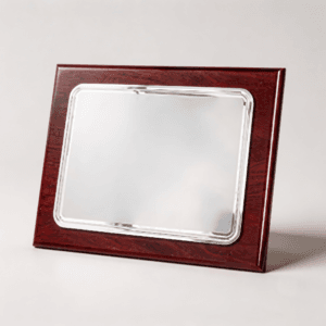 Placa homenaje SOCASTRO de madera lacada caoba con lámina plateada de esquinas redondeadas