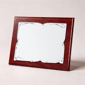 Placa homenaje ARGUNTE de madera lacada nogal con lámina plateada de contorno ornamental