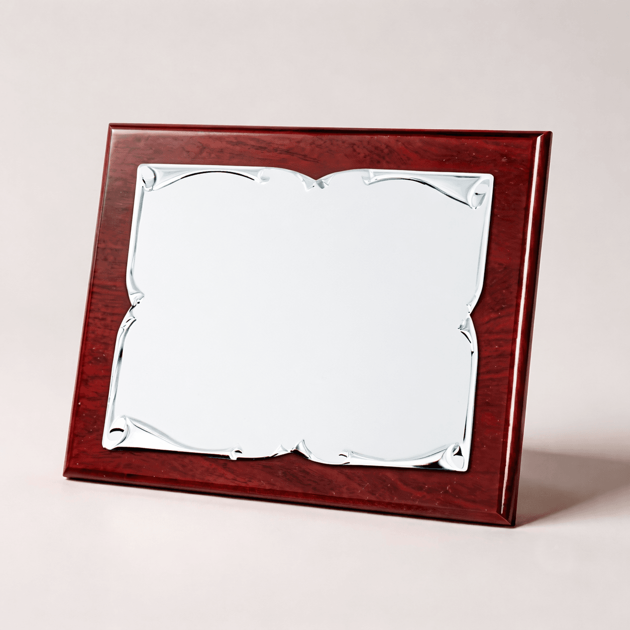 Placa homenaje ARGUNTE de madera lacada nogal con lámina plateada de contorno ornamental